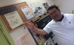 サインの前で院長